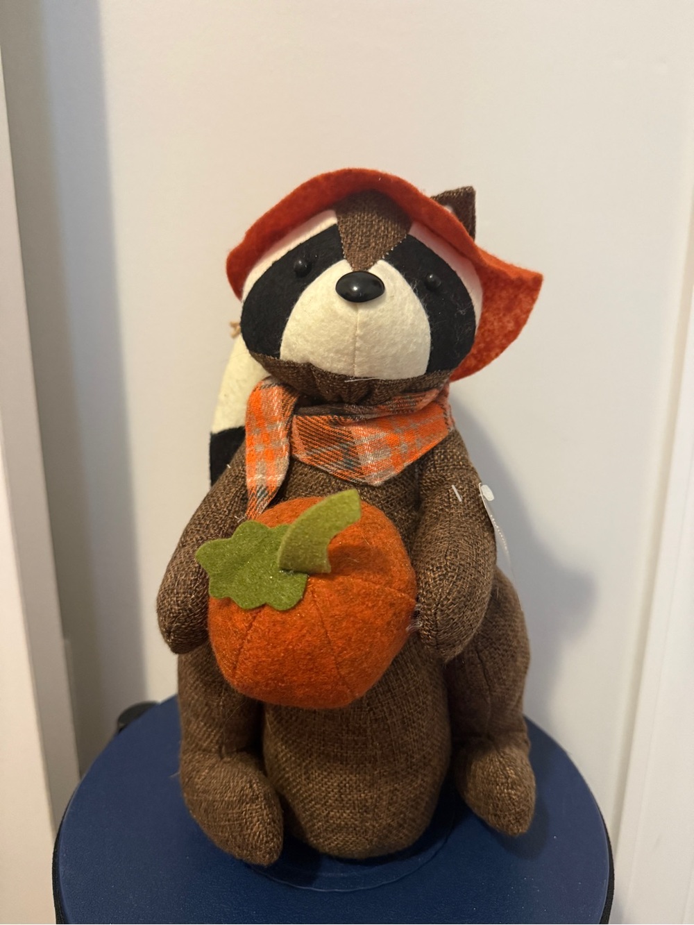 🍁 🍂 Plush Raccoon Fall Figurine with Pumpkin - Brown/Orange